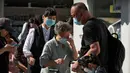 <p>Warga mengenakan masker mengantre untuk mengambil swab tenggorokan COVID-19 secara rutin di tempat pengujian virus corona di Beijing, Selasa (6/9/2022). kebijakan lockdown ini diharapkan dapat mencegah penyebaran virus COVID-19 di ibu kota Tiongkok tersebut. (AP Photo/Andy Wong)</p>