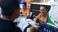 Direktur Kepatuhan, Hukum, dan Hubungan Lembaga BPJS Kesehatan, Bayu Wahyudi, turun langsung melayani masyarakat di kantor cabang. (Foto: Dok BPJS Kesehatan)