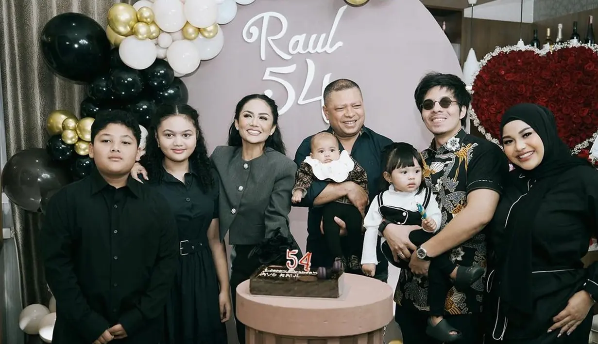Melalui akun Instagram, Aurel Hermansyah membagikan momen saat menghadiri ulang tahun Raul Lemos yang ke-54. Dalam momen tersebut seluruh keluarga tampak kompak memakai busana bernuansa hitam. (Liputan6.com/IG/@aurelie.hermansyah)
