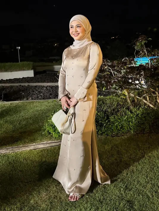 Kesha Ratuliu tampil mengenakan long dress coklat dihiasi beads serasi dengan kerudungnya. [@kesharatuliu05]