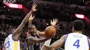 Pemain San Antonio Spurs, Kawhi Leonard (2), mencoba melewati hadangan para pemain Golden State Warriors pada lanjutan NBA di AT&T Center, San Antonio, AS, (10/4/2016). (Reuters/Soobum Im-USA Today Sports)