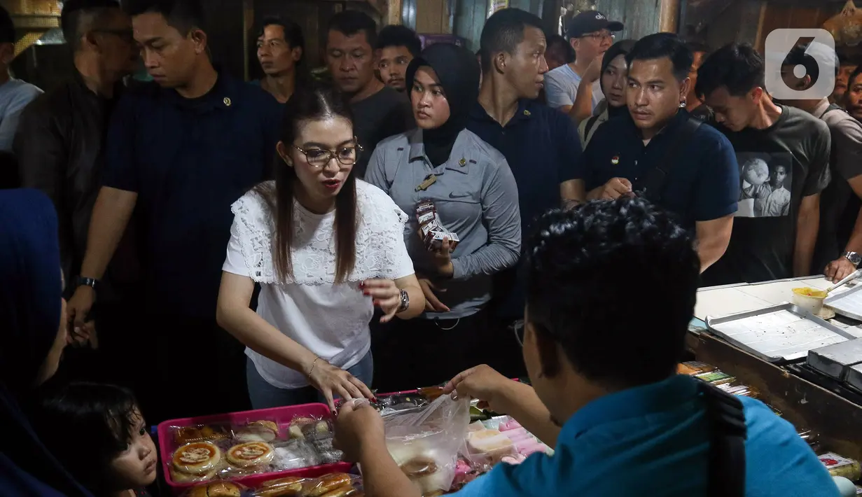 "Akhir tahun kan emang harganya lagi naik semua ini. Mudah-mudahan awal tahun sudah stabil ya, ini dari sisi konsumen ini," tutur Gibran. (Liputan6.com/Herman Zakharia)