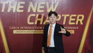 Shin Tae-yong saat diperkenalkan sebagai pelatih kepala Persija yang baru di Jakarta International Stadium, Senin (8/6/2026) siang WIB. (Bola.com/M Iqbal Ichsan)