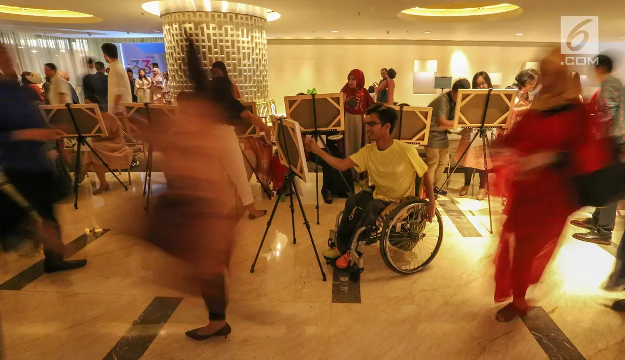 Penyandang disabilitas yang tergabung dalam ThisAble melukis pada acara Craft your Future with Chubb pada Senin (20/5/2019). Kegiatan Craft your Future with Chubb yang bertujuan untuk mengembangkan potensi tersembunyi anak-anak berkebutuhan khusus untuk berkreasi. (Liputan6.com/Fery Pradolo)