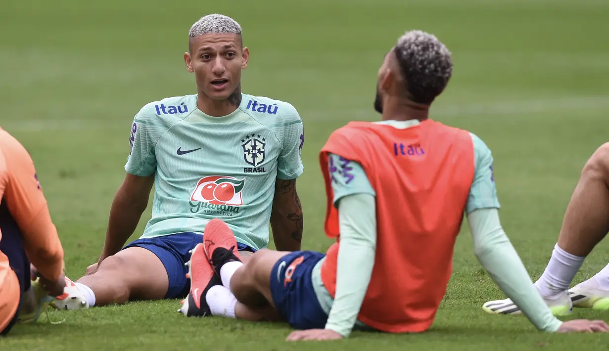Penyerang Brasil Richarlison (Kiri) dan Matheus Cunha mengobrol selama sesi latihan menjelang matchday 2 Kualifikasi Piala Dunia 2026 zona CONMEBOL, di Lima, Senin (11/9/2023). (Cris BOURONCLE / AFP)