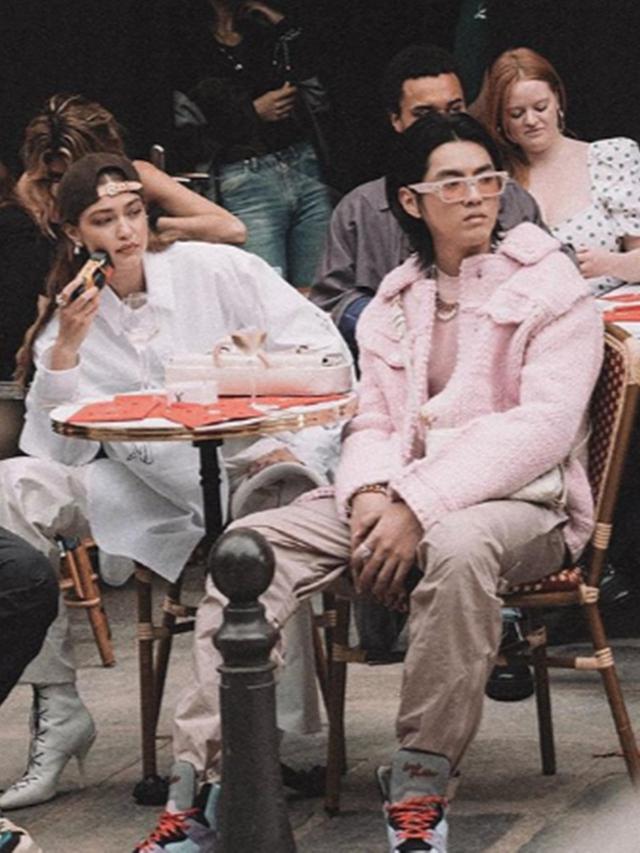 Tampilan Tomboi Gigi Hadid Saat Foto Bareng Kris Wu di 