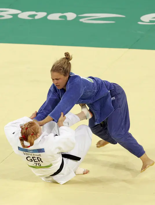 Meski telah menemukan bangku penulis dan produser, namun pihak Paramount belum berani memastikan kapan 'My Fight/Your Fight' akan rilis. Pastinya sudah banyak yang menantikan film biopik pertama atlet bela diri ini. (Bintang/EPA)