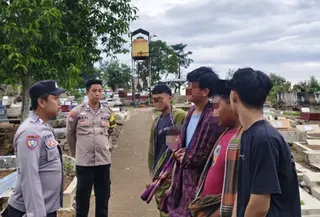 Polisi membubarkan para remaja yang perang petasan di TPU Pringsewu Selatan. (Istimewa)