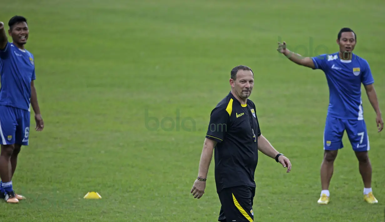 Tony Sucipto (kiri) bersama Atep dan Dejan Antonic pada sesi latihan sore sebagai persiapan melawan Arema Cronus dalam turnamen sepak bola Bali Island 2016 di Stadion Gelora Samudra, Kuta, Bali, Senin (22/2/2016). (Bola.com/Peksi Cahyo)