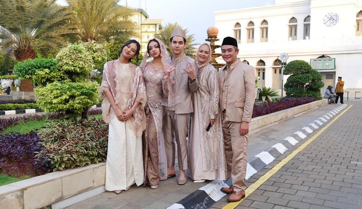 Sarah Sechan, Irgi Fahrezi dan Alika Jantinia turut serta bintangi web series Santri Pilihan Bunda. Sarah Sechan dan Irgi Fahrezi diketahui berperan sebagai orang tua Naura Ayu (Aqila Shaqueena). Foto-foto di balik layar bikin netizen semakin tak sabar untuk menyaksikan web series tersebut. Totalitas, para pemain mengenakan busana senada saat scene pernikahan Naura dan Fadi. (Liputan6.com/IG/@fadialaydrus)