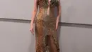 Bunga Citra Lestari tampil dibalut tube dress model slit warna keemasan dari Yogie Pratama. Dipadukan kalung dan anting emas dari Tulola. [@andreblanke_]