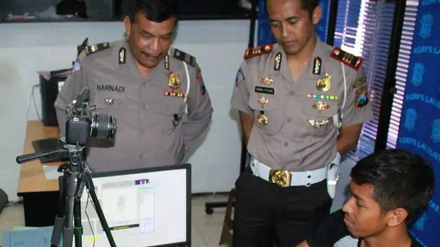 Mas Polisi Mengikuti Prosedur Pembuatan SIM C