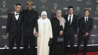 Lamine Yamal (kedua dari kiri) dan neneknya Fatima (ketiga dari kiri) saat hadir di seremoni Ballon d'Or 2025 di&nbsp;Theatre du Chatelet, Paris, Selasa (23/09/2025) dini hari WIB.