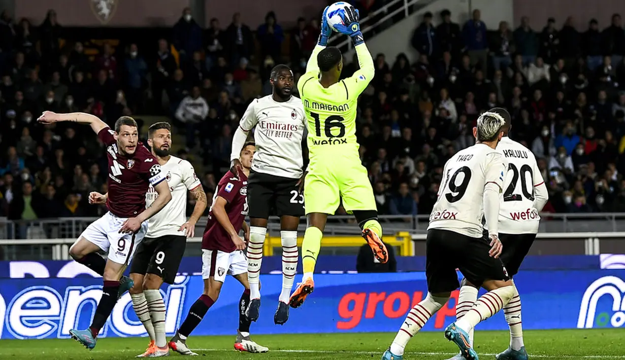 Pemain AC Milan Mike Maignan meraih bola saat melawan Torino pada pertandingan sepak bola Serie A di Olimpico Grande Torino Stadium, Turin, Italia, 10 April 2022. Pertandingan berakhir tanpa gol. (Fabio Ferrari/LaPresse via AP)