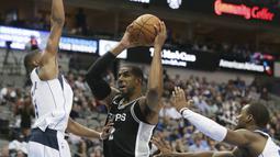 Pemain San Antonio Spurs, LaMarcus Aldridge (12) mencoba melewati adangan dua pemain Dallas Mavericks pada laga NBA Basketball game di American Airlines Center, Dallas, (14/11/2017). Spurs menang 97-91. (AP/LM Otero)
