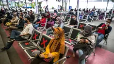 Calon penumpang mengantre untuk menjalani swab antigen di Stasiun Senen, Jakarta, Senin (21/12/2020). Penumpang kereta api jarak jauh menunjukkan surat bebas Covid-19 dengan melakukan tes PCR atau tes rapid antibodi yang masih berlaku 14 hari sejak diterbitkan. (Liputan6.com/Faizal Fanani)