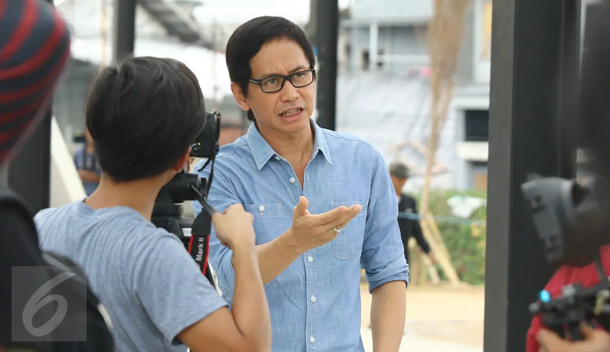 Addie MS saat ikut dalam syuting video klip untuk Ahok di RPTRA Kalijodo, Jakarta, Kamis (5/1). Video klip ini dibuat sebagai bentuk dukungan untuk Ahok dan Djarot. (Liputan6.com/Herman Zakharia)