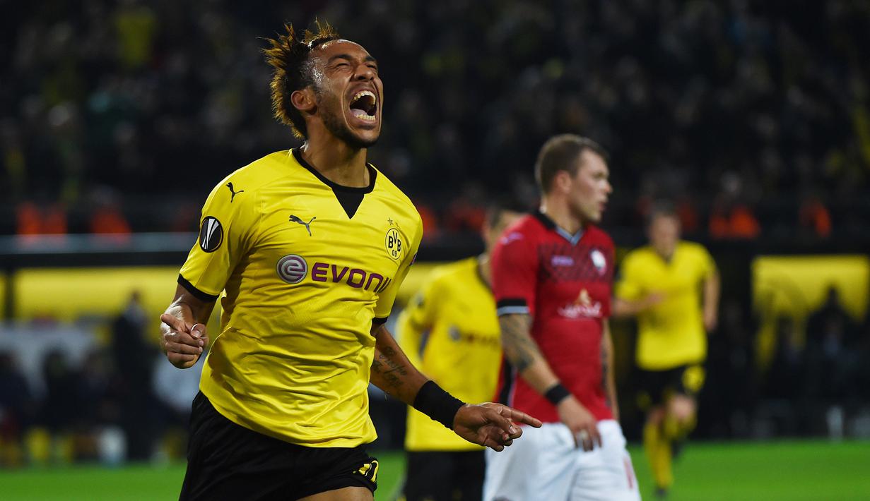 Ekspresi pemain Borussia Dortmund, Pierre-Emerick Aubameyang setelah mencetak gol ke gawang FK Qabala dalam lanjutan Grup C Liga Europa di Stadion Signal Iduna Park, Dortmund, Jerman, Jumat (6/11/2015) dini hari WIB. (AFP Photo/Patrik Stollarz)