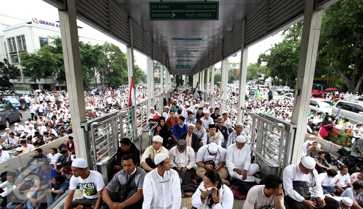 Massa aksi damai 4 November melaksanakan salat Jumat di Halte Juanda dekat Masjid Isiqlal, Jakarta, Jumat (4/11). (Liputan6.com/Gempur M. Surya)