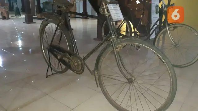 Sepeda Onthel kuno merk Hima masih tersimpan bagus di museum Purbakala Popa Eyato Provinsi Gorontalo.(Arfandi Ibrahim/Liputan6.com)