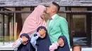 Irfan Hakim sendiri dikenal sebagai pria yang religius. Bahkan anak-anak perempuannya sudah diajarkan untuk berhijab sejak kecil. (Foto: instagram.com/irfanhakim75)