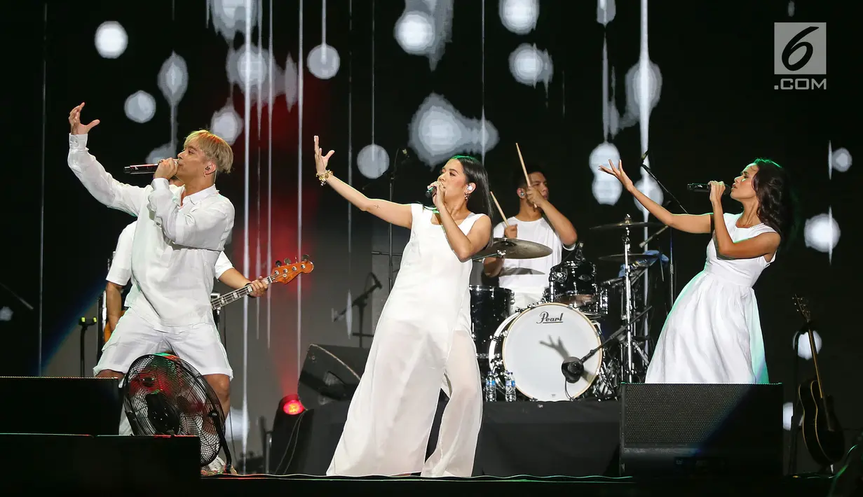 Grup vokal GAC, Gamaliel, Cantika dan Audrey menghibur penggemar dalam acara "Hodgepodge Superfest 2019" di Allianz Ecopark, Ancol, Sabtu (31/8/2019). Grup yang berdiri sejak 2009 itu menjadikan aksi mereka di Hodgepodge Festival 2019 sebagai panggung perpisahan. (Liputan6.com/Herman Zakharia)