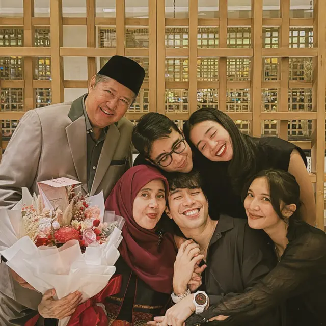 Potret Kedekatan Sheila Dara dan Orang Tua Vidi Aldiano