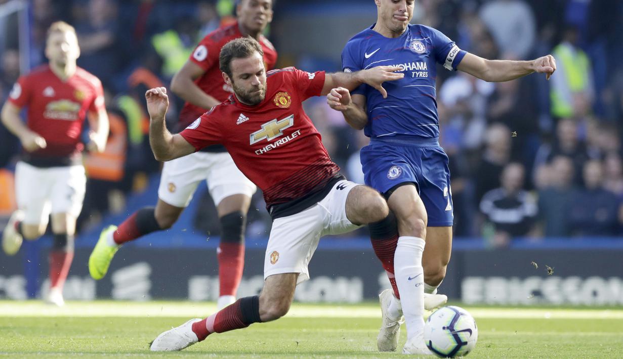Bek Chelsea, Azpilicueta, berebut bola dengan gelandang Manchester United, Juan Mata, pada laga Premier League di Stadion Stamford Bridge, Sabtu (20/10/2018). Kedua tim bermain imbang 2-2. (AP/Matt Dunham)