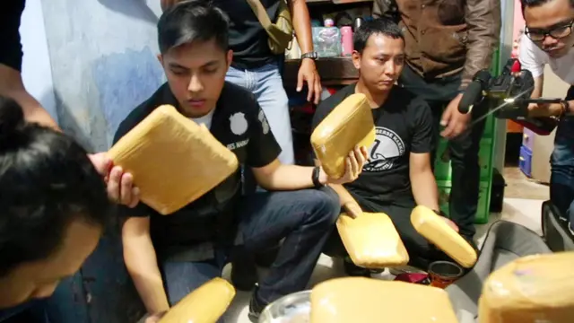 Satuan Reserse Narkoba Polres Metro Jakarta Barat membongkar gudang ganja di Tangsel