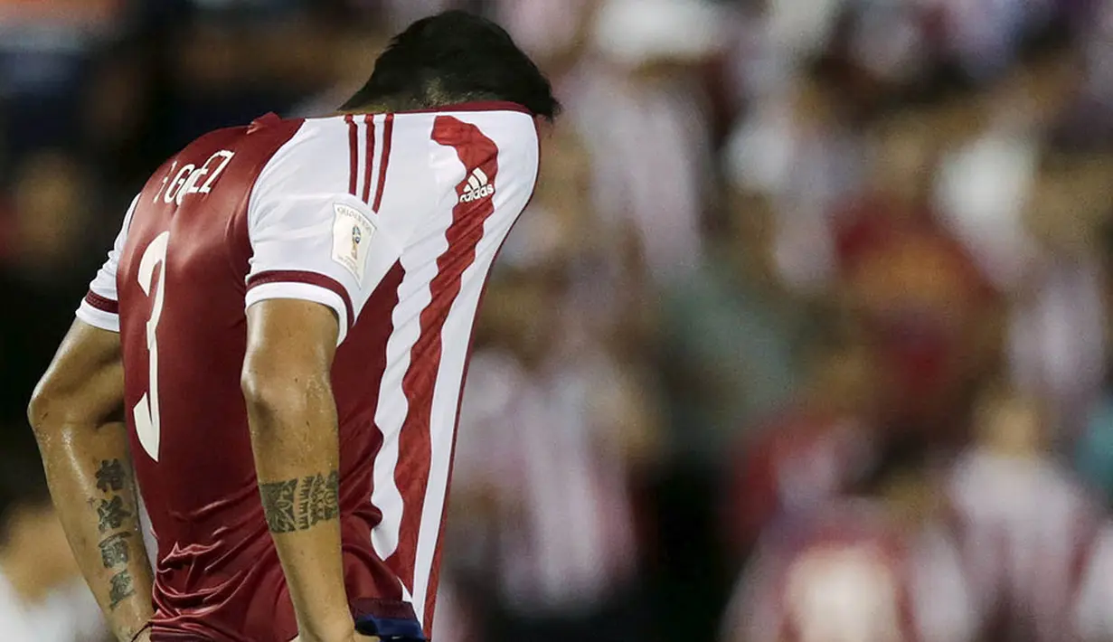 Bek Paraguay, Gustavo Gomez, tampak kecewa usai ditahan imbang Brasil pada kualifikasi Piala Dunia 2018 di Stadion Chaco, Paraguay, Rabu (30/3/2016). Kedua tim bermain imbang 2-2. (Reuters/Jorge Adorno)