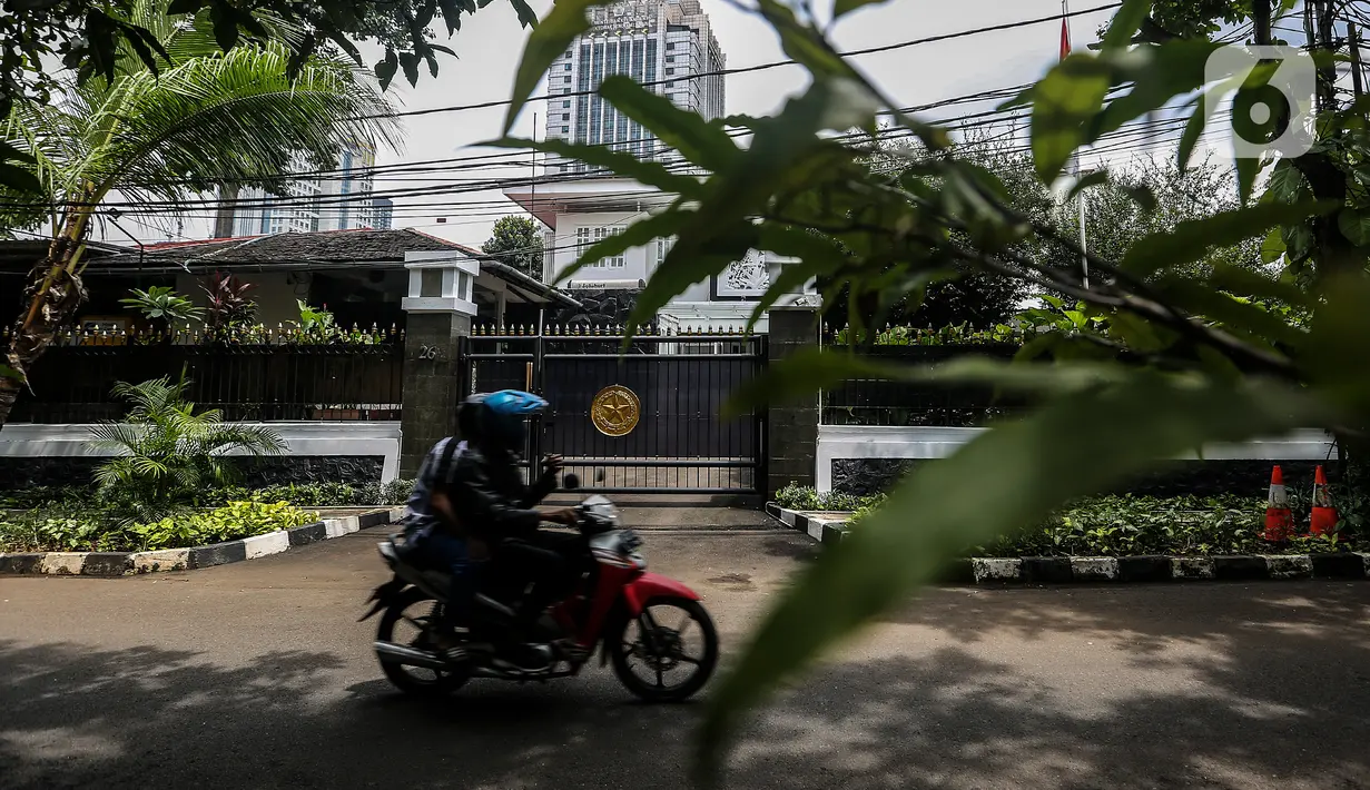 Pengendara motor melintas di depan rumah dinas Edhy Prabowo setelah tertangkap KPK, di Jalan Widya Chandra V, no 26, Jakarta, Kamis (26/11/2020).  KPK menetapkan Menteri Kelautan dan Perikanan Edhy Prabowo sebagai tersangka korupsi suap Izin Ekspor Benih Lobster di KKP. (Liputan6.com/Johan Tallo)