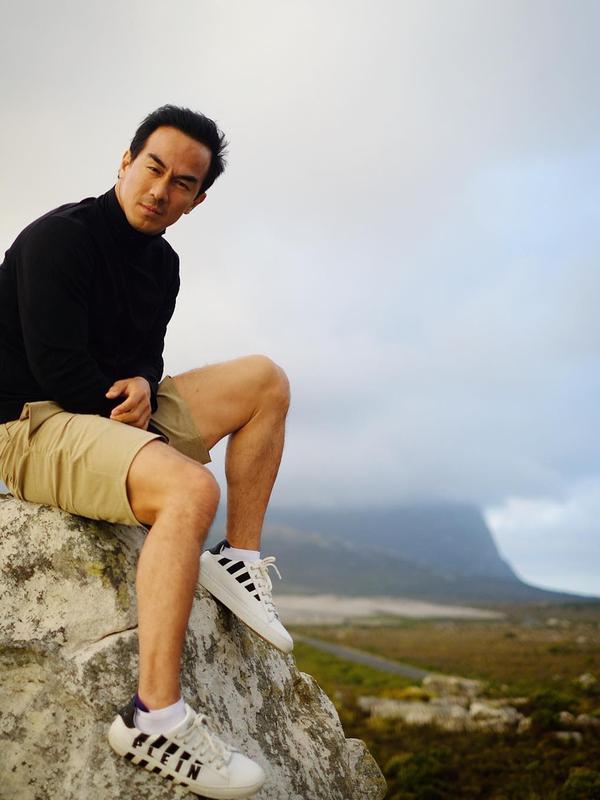 Gaya kasual aktor laga ini memang terlihat beda dari biasanya saat mengenakan pakaian formal. Ia pun terlihat sangat santai mengenakan sebuah sweater hitam dengan celana pendek serta sneaker. (Liputan6.com/IG/@joe_taslim)