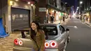 Dalam salah satu potret malam hari, Febby tampil santai mengenakan jaket olive dipadukan wide leg jeans dan pointed boots hitam. Pose candid di depan mobil sport bernuansa vintage membuat fotonya terasa cinematic khas film Jepang. [@febbyrastanty].