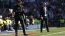Gaya pelatih Atletico Madrid, Diego Simeone memberikan semangat kepada pemainnya saat melawan Real Madrid pada laga La Liga di Santiago Bernabeu stadium, Madrid, (8/4/2017). Real Madrid bermain Imbang 1-1 dengan Atletico. (AP/Francisco Seco)