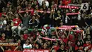 Suporter saat menyanyikan lagu kebangsaan Indonesia Raya jelang laga Timnas Indonesia U-19 melawan Vietnam U-19 pada kualifikasi grup A Piala AFF U-19 2022 di Stadion Patriot Candrabhaga, Bekasi, Jawa Barat, Sabtu (2/7/2022). Laga Timnas Indonesia U-19 melawan Vietnam U-19 berakhir imbang 0-0. (Liputan6.com/Helmi Fithriansyah)