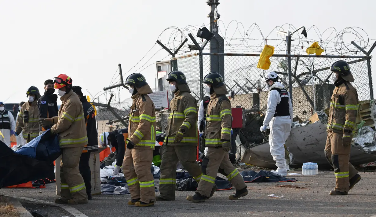 <p>120 orang dipastikan tewas dalam kecelakaan ini dan hanya dua orang yang berhasil diselamatkan. (JUNG YEON-JE/AFP)</p>