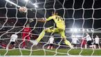 Liverpool hanya mampu bermain imbang 3-3 kala menjamu Benfica pada laga leg kedua perempat final Liga Champions di Stadion Anfield, Kamis (14/4/2022). (AP/Jon Super)