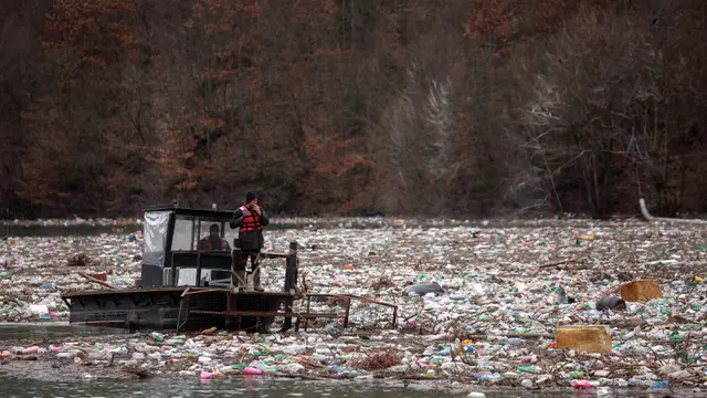 Tumpukan Sampah Penuhi Sungai Lim di Serbia