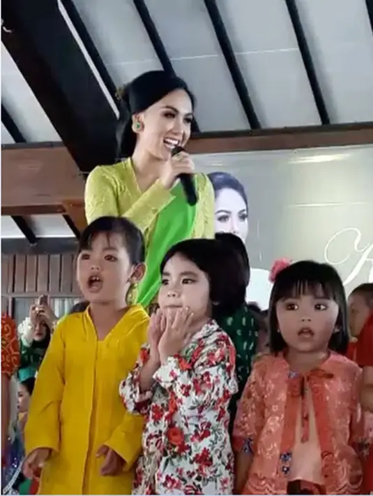 "Kartini menulis bahwa pendidikan untuk kaum wanita akan sangat membantunya dalam mengemban tugas sebagai seorang wanita, yaitu menjadi ibu, pendidik manusia yang pertama-tama." tulis Yuni Shara hari ini. (Instagram/yunishara36)