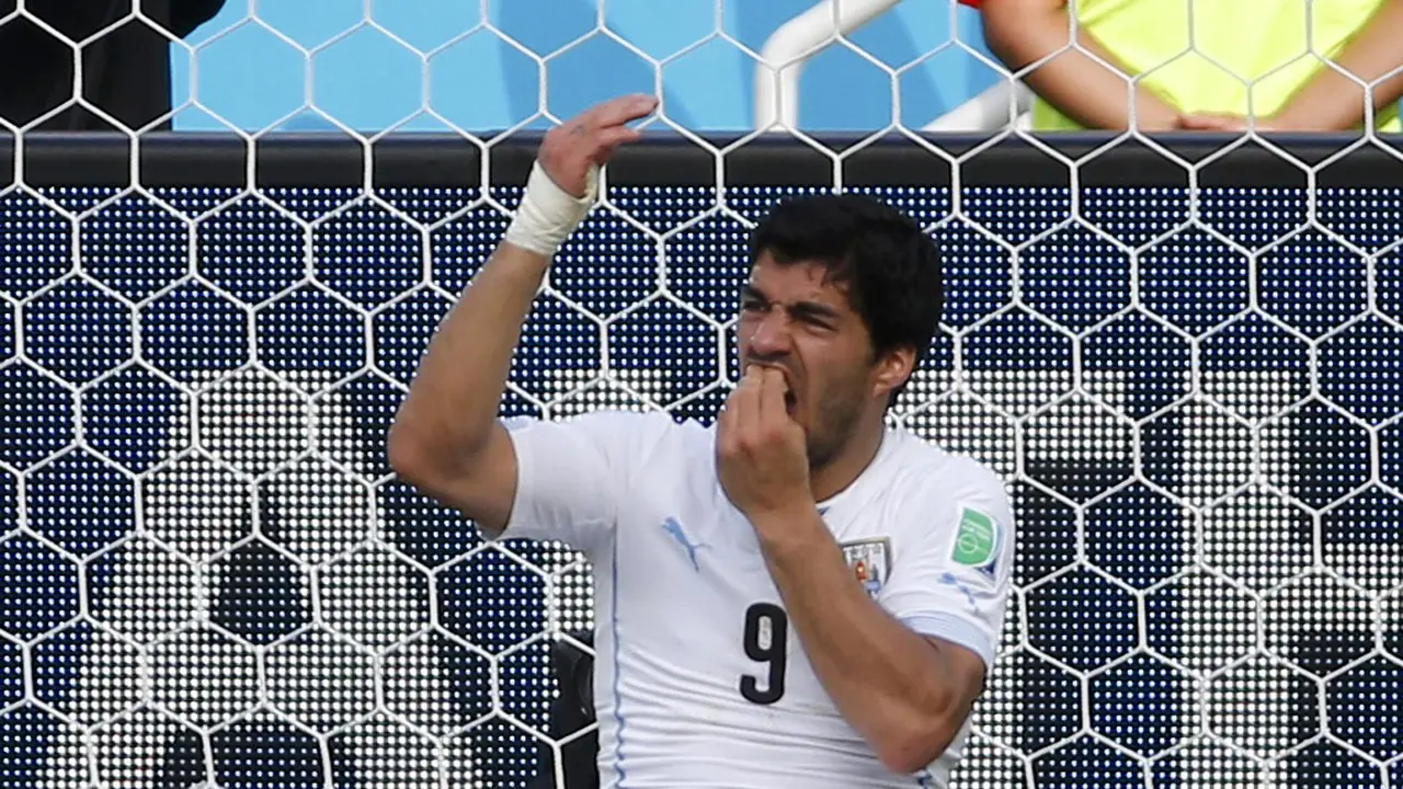 Luis Suarez 'Lahap' Bahu Pemain Italia