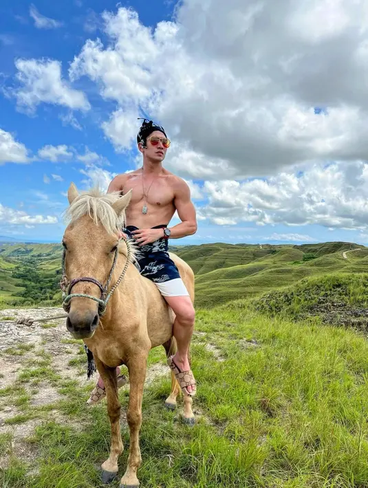 <p>Gagahnya Verrel Bramasta ketika menaiki kuda. Saat itu ia bertelanjang dada dan menampakkan peurt sixpacknya. (FOTO: instagram.com/bramastavrl/)</p>