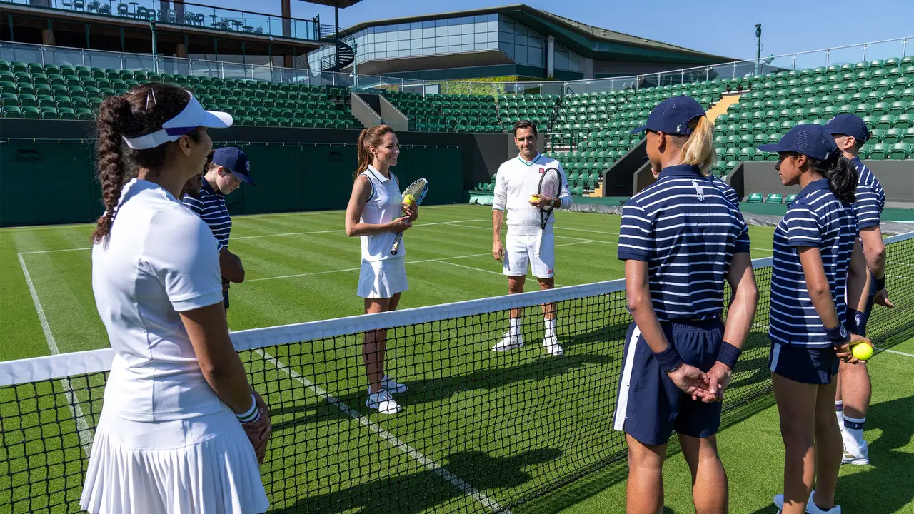 Foto: Gaya Santai Kate Middleton saat Bermain Tenis dengan Juara Wimbeldon