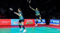 Pebulu tangkis ganda putri Indonesia, Amallia Cahaya Pratiwi/Siti Fadia Silva Ramadhanti berusaha mengembalikan kok ke arah pasangan Korea Selatan, Baek Ha Na/Lee So Hee dalam laga 32 besar Indonesia Open 2026 di Istora, Kompleks Stadion Utama Gelora Bung Karno (SUGBK), Senayan, Jakarta, Rabu (03/06/2026). (Bola.com/Bagaskara Lazuardi)