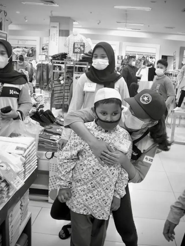 6 Momen Glenca Chysara Ajak Anak Yatim Belanja di Mal, Banjir Pujian