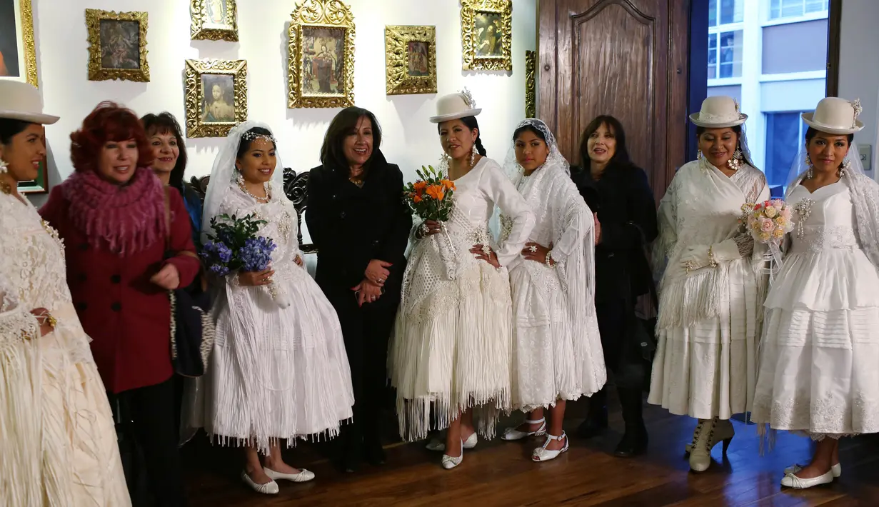 Pengunjung berfoto bersama model yang mengenakan gaun pengantin di Museum Desain Pakaian Ana Palza di La Paz, Bolivia (20/5). Pameran ini dikunjugi oleh ribuan orang. (AP Photo/Juan Karita)