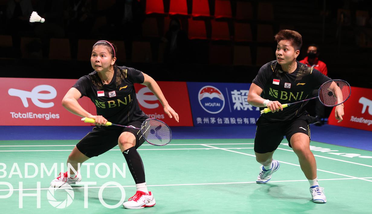 Indonesia sukses menyamakan agregat 1-1 lewat pasangan Greysia Polii dan Apriyani Rahayu. Memulai permainan dengan kurang baik, Greysia/Apriyani harus tertinggal 3-8 dari pasangan Thailand. Namun, mereka mampu balikkan keadaan dan menutup gim pertama dengan skor 21-17. (Badminton Photo/Yves Lacroix)