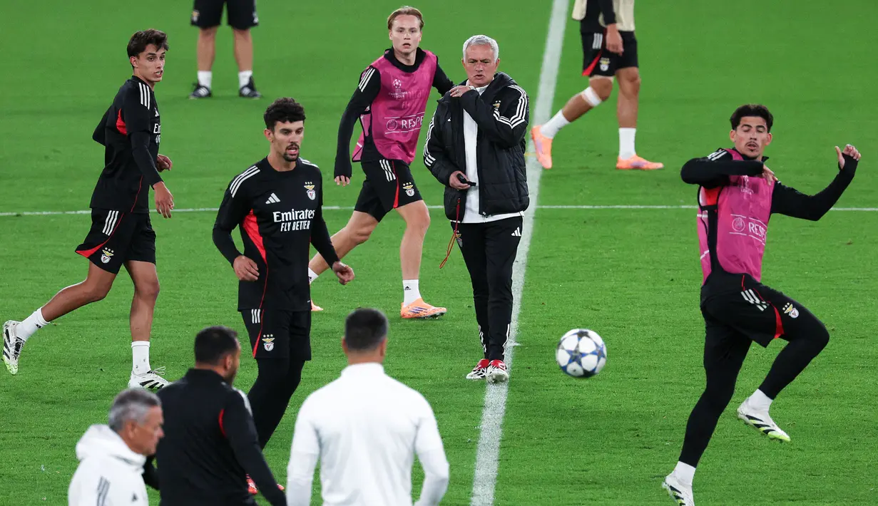 Mourinho, yang dulu identik dengan julukan 'The Special One', memiliki sejarah panjang dan gemilang bersama The Blues, mempersembahkan delapan trofi dalam dua periode kepelatihannya. (AFP/Adrian Dennis)