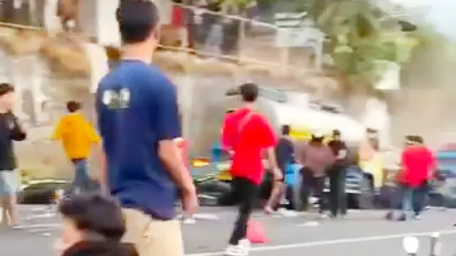 Tangkapan video saat rombongan karnawavl ditabrak truk. (Istimewa)