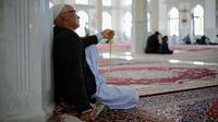 Ilustrasi muslim berdoa, berzikir, berselawat. (Foto oleh mohammad ramezani: https://www.pexels.com/id-id/foto/pria-muslim-12772601/)