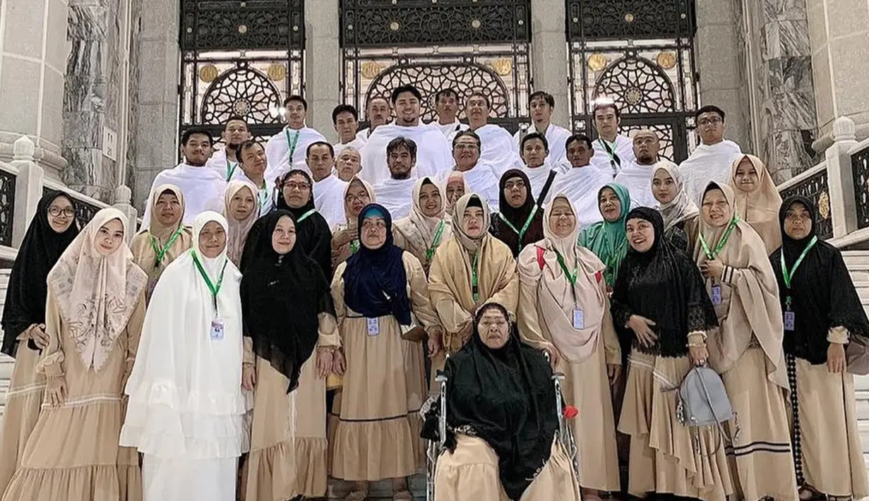 Dalam perjalanan umrah kali ini ia tidak sendiri. Igun bergabung bersama rombongan jemaah Umrah Mandjha Hijab. (Liputan6.com/IG/@ivan_gunawan)